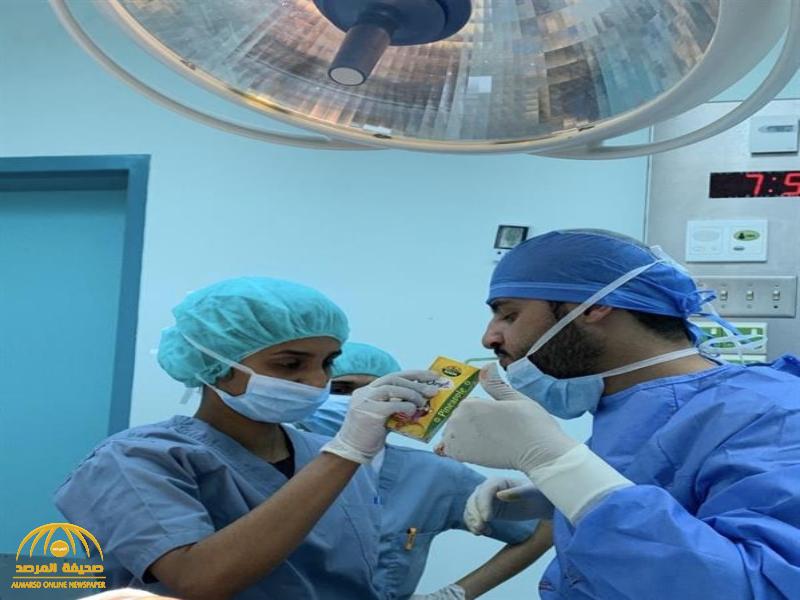 شاهد بالصور.. طبيب سعودي يتناول الإفطار أثناء إجراء عملية جراحية لإنقاذ حياة مريض بعرعر!