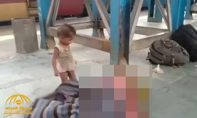 "يلهو حولها".. شاهد: فيديو مؤثر لطفل يحاول إيقاظ أمه بعد وفاتها بسبب كورونا في الهند