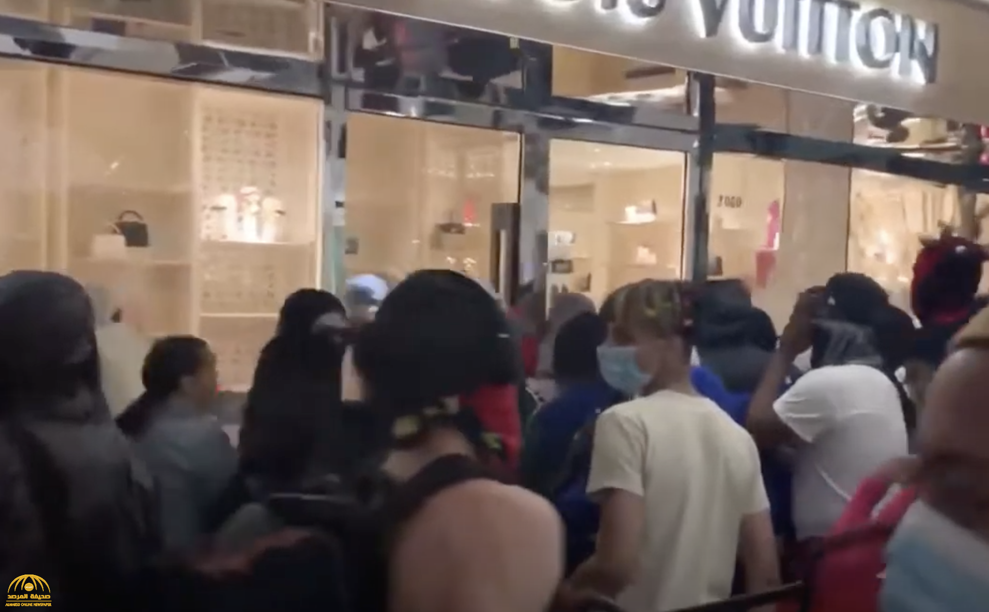 شاهد: لحظة اقتحام عشرات المتظاهرين متجر (Louis Vuitton) في أمريكا وسرقة محتوياته الثمينة