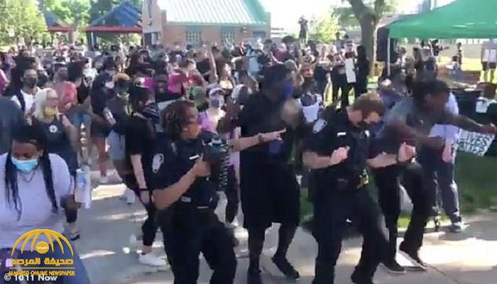 شاهد : رجال الشرطة الأمريكية يرقصون مع المتظاهرين ويتوصلون إلى مبادرة لإنهاء الاحتجاجات