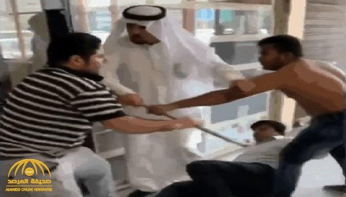 شاهد: مشاجرة عنيفة بالأحذية  والقضبان الحديدية بين وافدين بنغاليين ومصري في الكويت