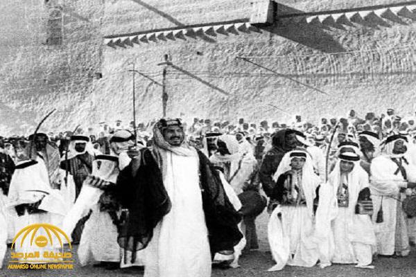 شاهد.. صورة نادرة للملك عبدالعزيز وهو يؤدي العرضة.. والكشف عن مكان ومناسبة التقاطها !