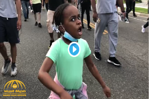 شاهد.. طفلة أمريكية تتصدر مظاهرة مليونية احتجاجا على مقتل "جورج فلويد " وتشعل مواقع التواصل