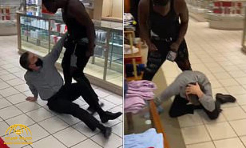 شاهد.. رجل أسود يتعدى بالضرب على "أبيض" ويطرحه أرضًا داخل متجر في أمريكا بسبب عبارة!