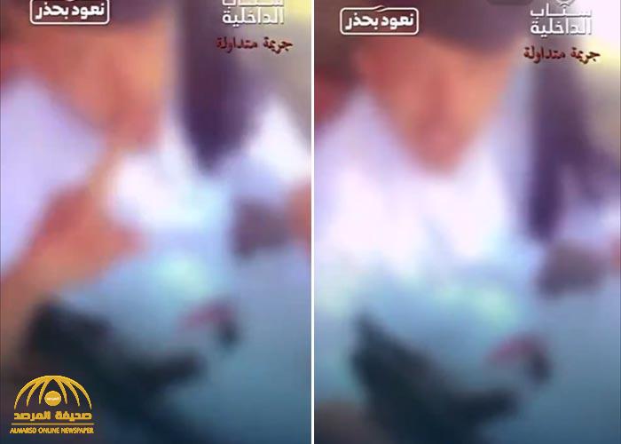 سناب الداخلية يعلن القبض على شخص ظهر في فيديو يتباهى بحمل سلاح رشاش في عسير -فيديو