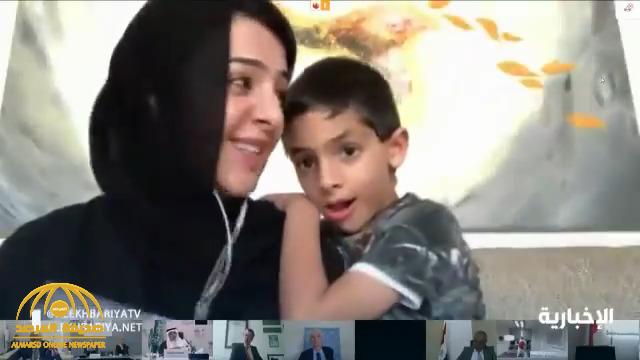 شاهد .. ردة فعل وزيرة إماراتية بعد ظهور طفلها وهي تلقي خطابا في مؤتمر المانحين لليمن