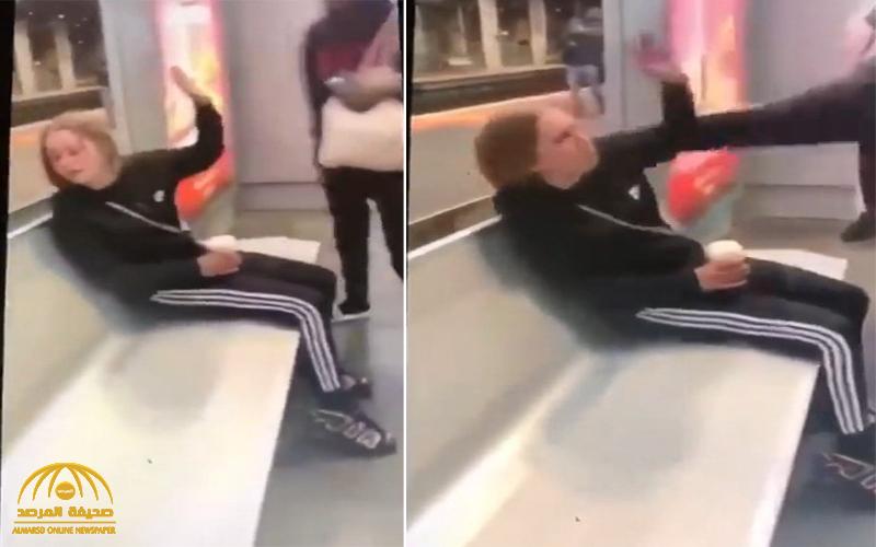 شاهد : فتيات أفارقة يعتدين على فتاة بيضاء بطريقة وحشية داخل محطة مترو