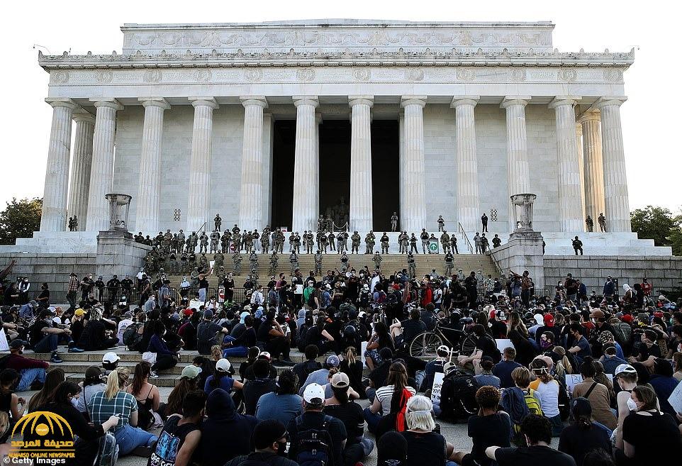 وصف بـ "التدنيس للدستور".. شاهد بالصور : عرض عسكري للحرس الوطني الأمريكي أمام نصب "لينكولن" التذكاري يثير الغضب