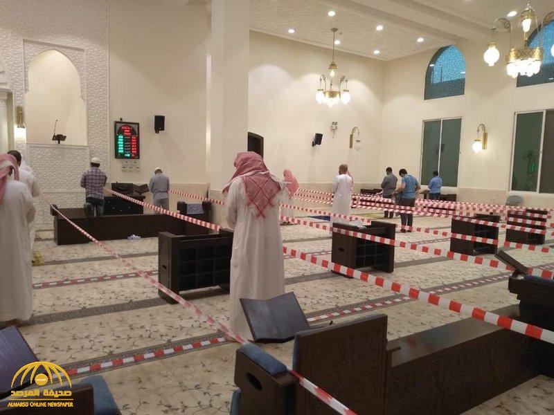 بالصور .. مسجد بالرياض يضع أشرطة وحواجز بين المصلين .. و"الشؤون الإسلامية" تعلق