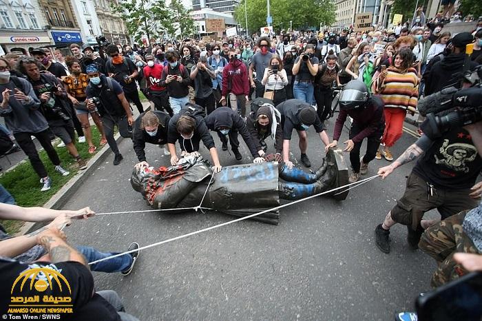 "رقصوا حوله".. شاهد : احتجاجات بريطانيا تطيح برمز تجارة الرقيق في بريستول