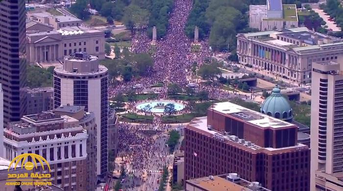 "على مد البصر".. شاهد: حشود هائلة من المتظاهرين الأمريكيين تجتاح "فيلادلفيا"