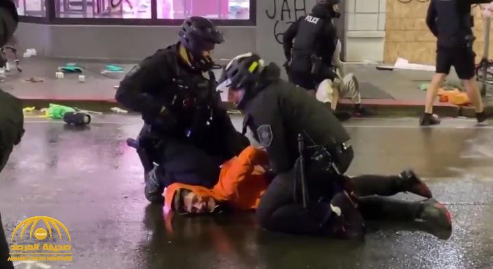 شاهد .. ردة فعل شرطي أمريكي رأى زميله يضع ركبته على عنق محتج