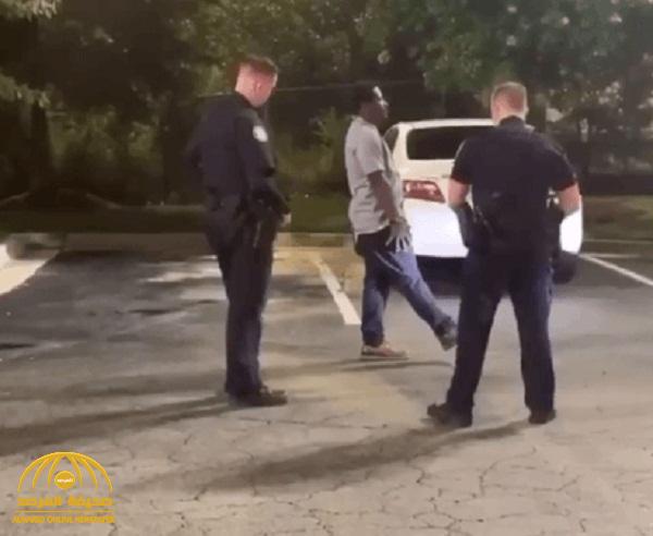 شاهد .. شرطي أمريكي يقتل رجل أسود في ولاية جورجيا الأمريكية