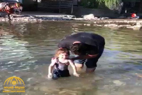 شاهد .. لحظات رعب لأب عراقي يعلم طفلته السباحة وباغتته غارة تركية