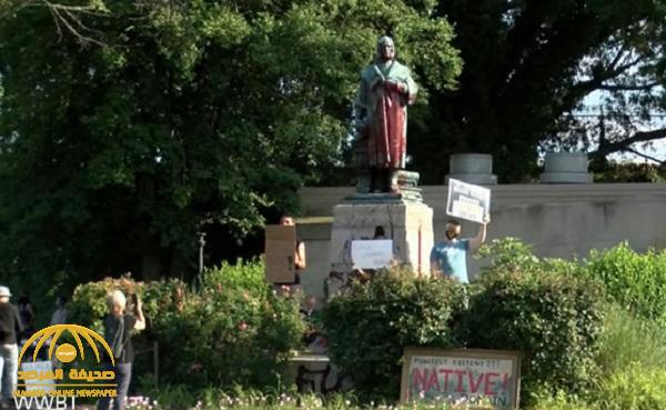 شاهد .. متظاهرون يسقطون تمثال كريستوفر كولومبوس ويغرقونه في بحيرة بولاية فرجينيا