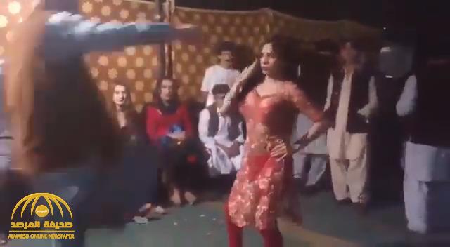 شاهد .. باكستاني يقتحم حفل زفاف ويركل فتاة بعنف أثناء رقصها وسط الحضور