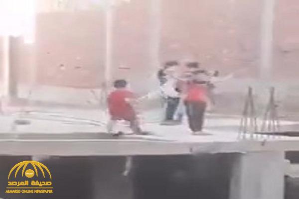 شاهد .. فيديو صادم لطفل مصري يسقط من أعلى سطح عمارة تحت الإنشاء أثناء اللهو بطائرة ورقية