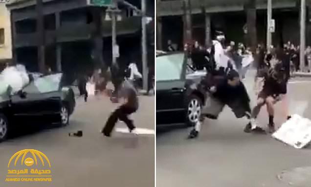 شاهد : أمريكي يحاول تفريق المتظاهرين بالألعاب النارية فيقذفها متظاهر داخل سيارته وتنفجر وهو بداخلها