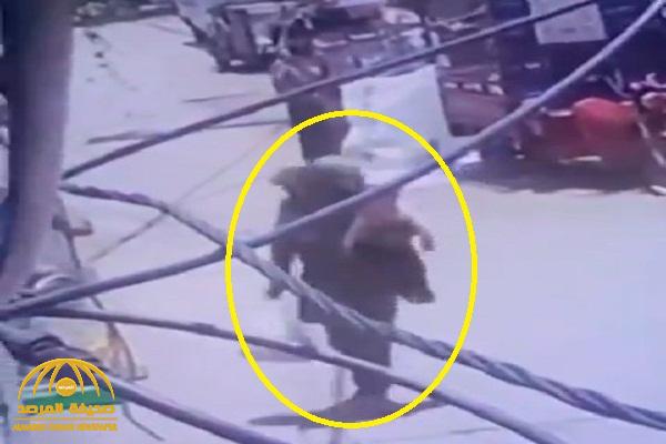 شاهد .. لحظة سقوط امرأة بعد تلقيها رصاصة في الرأس وطفلها بين ذراعيها في لبنان