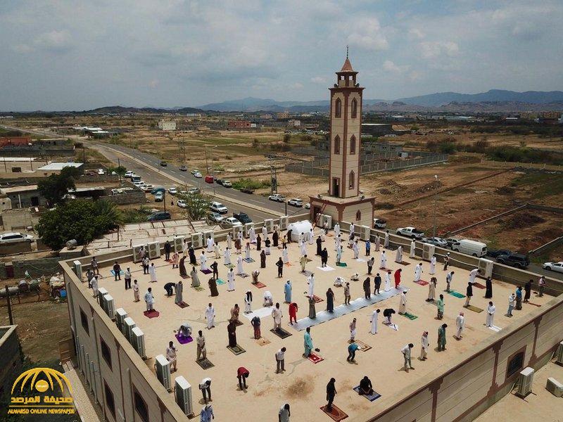 شاهد صورة غريبة .. مصلون يؤدون صلاة الجمعة فوق سطح مسجد تحت أشعة الشمس الحارقة بجازان !