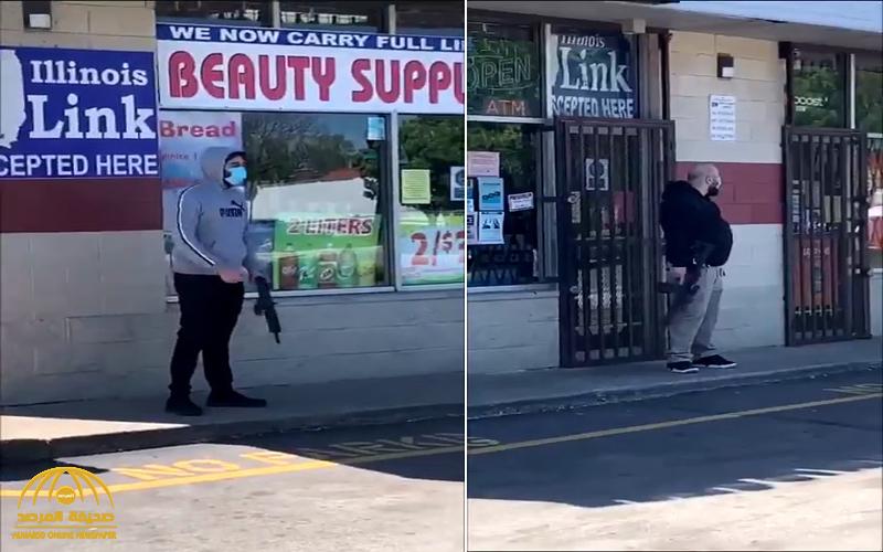 شاهد : أصحاب المحلات في شيكاغو يحمون أموالهم بالأسلحة الرشاشة بعد فشل الشرطة في حمايتهم