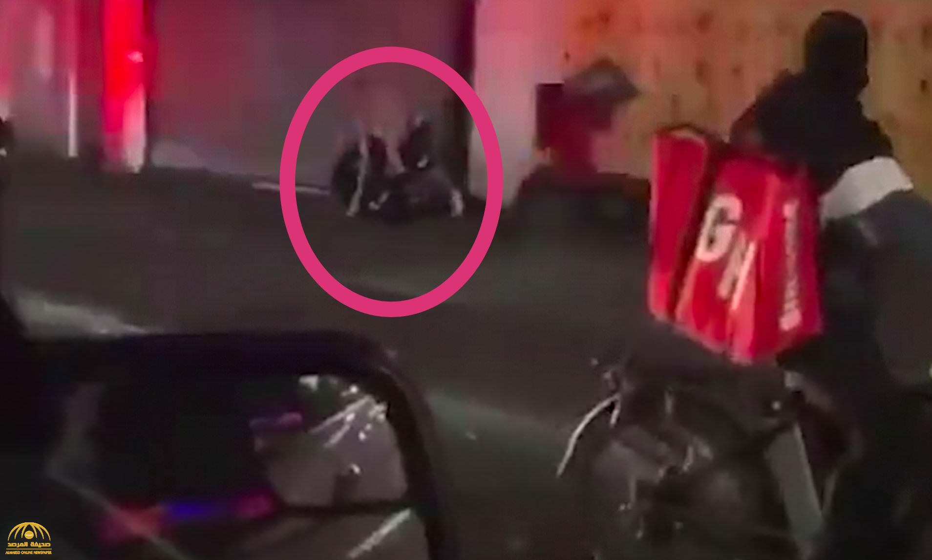 شاهد: شرطي أمريكي يتعرض لهجوم مروع من قبل مثيري الشغب في شوارع نيويورك