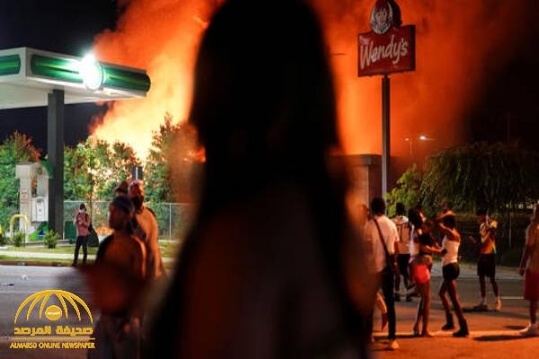 شاهد: محتجون يضرمون النيران في مطعم بأمريكا بعد مقتل شاب أسود أمامه