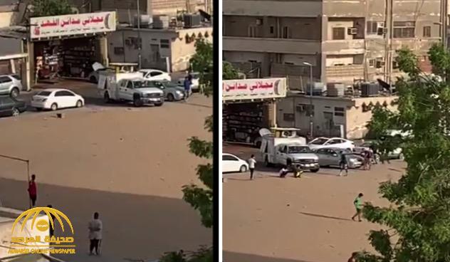 شاهد: شبان يلعبون الكرة في أحد أحياء جدة بعد قرار منع التجوال !