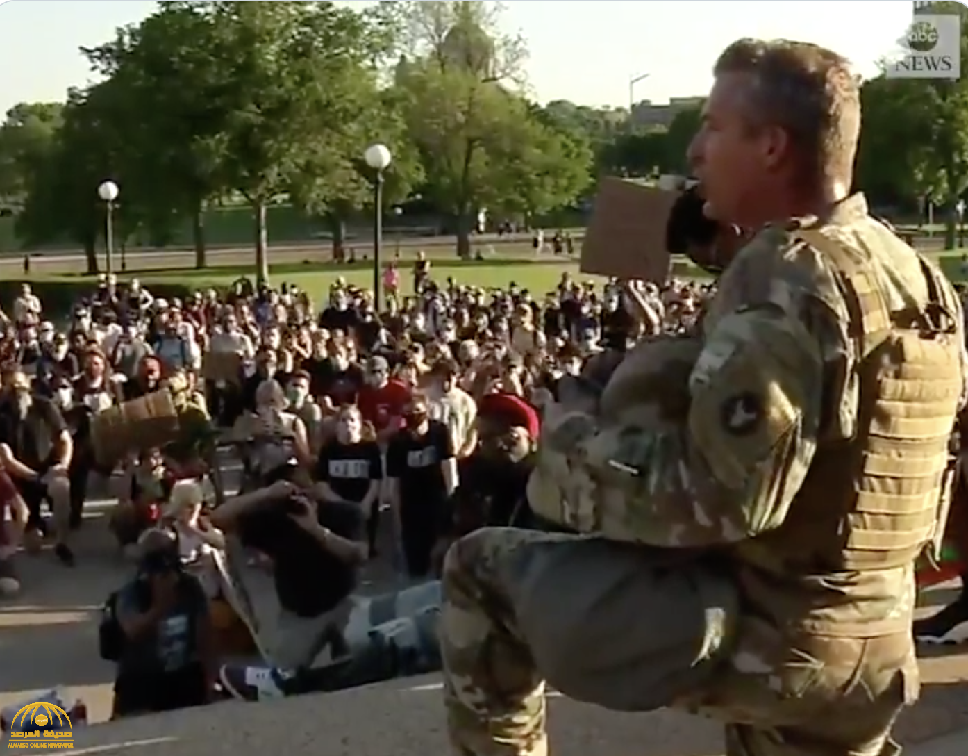 بالفيديو: ضابط بالحرس الوطني يتضامن مع المتظاهرين الأمريكيين ويعلن حمايتهم.. شاهد ردة فعلهم