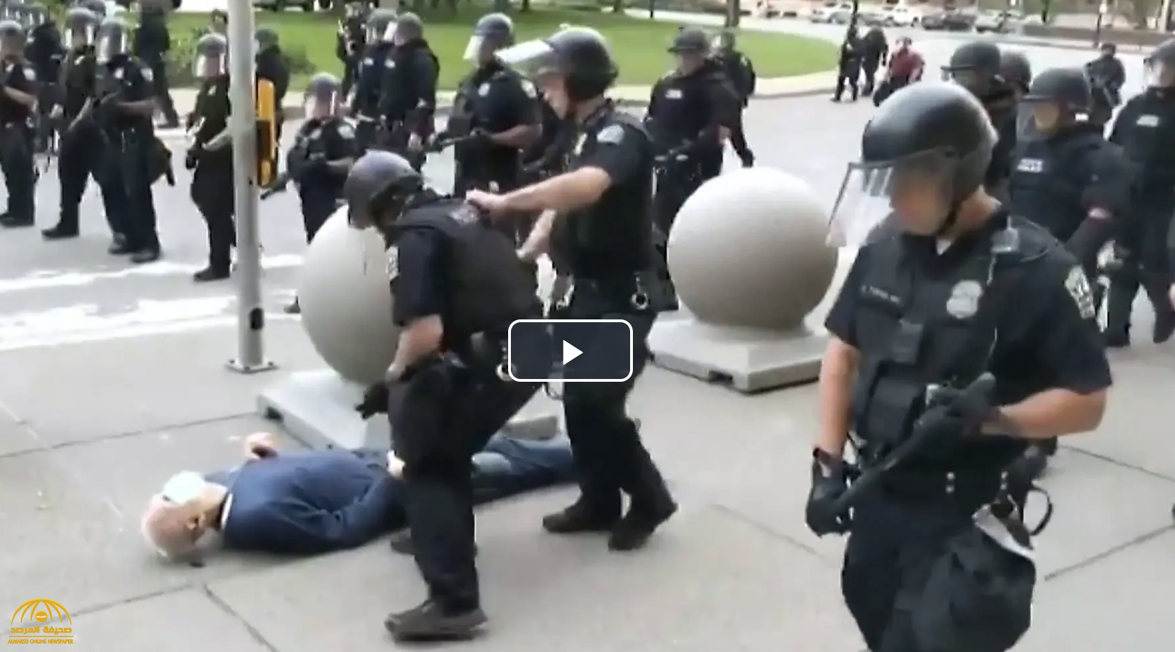 بالفيديو: شرطي أمريكي يدفع  "مسنا سبعينيا" ويسقطه على الأرض