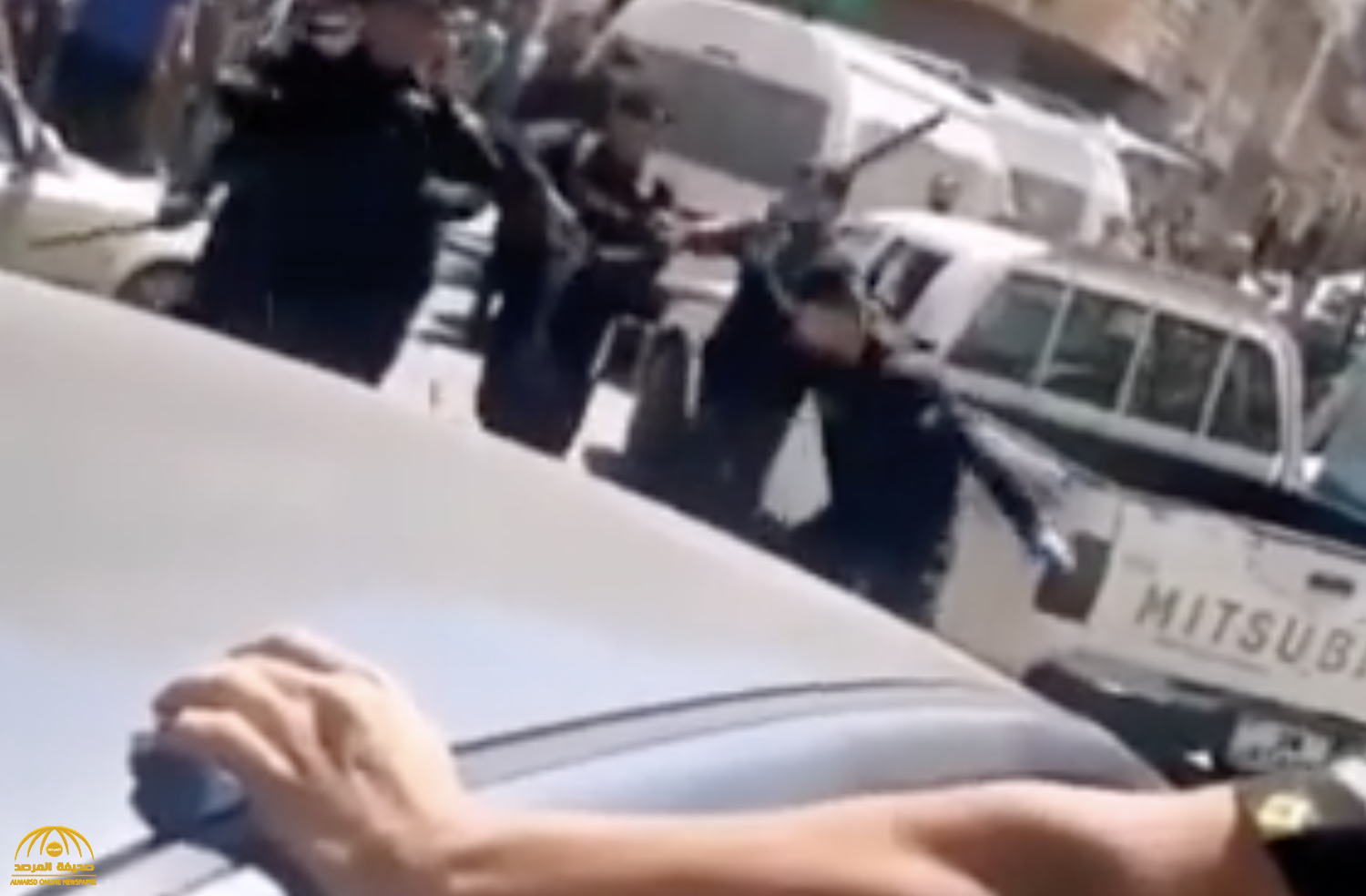 شاهد: عناصر من الشرطة الأردنية يضربون شخص بالعصي أثناء القبض عليه في عمان