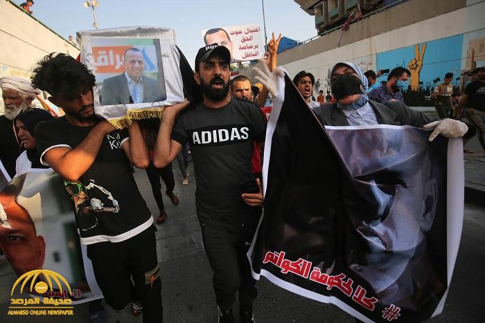 بالفيديو.. متظاهرون عراقيون يهتفون في تشييع جثمان هشام الهاشمي : "خامنئي قاتل" و"حزب الله عدو الله"