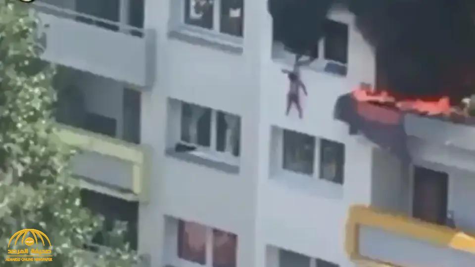 شاهد:  طفل يرمي شقيقه  من النافذة في الدور الثالث لإنقاذه من الحريق