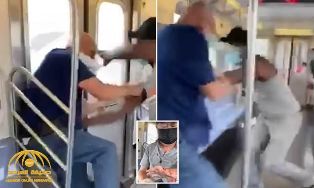 شخص يفاجئ مسنين داخل مترو في نيويورك وينهال عليهما طعنًا بالسكين.. شاهد ردة فعل الركاب