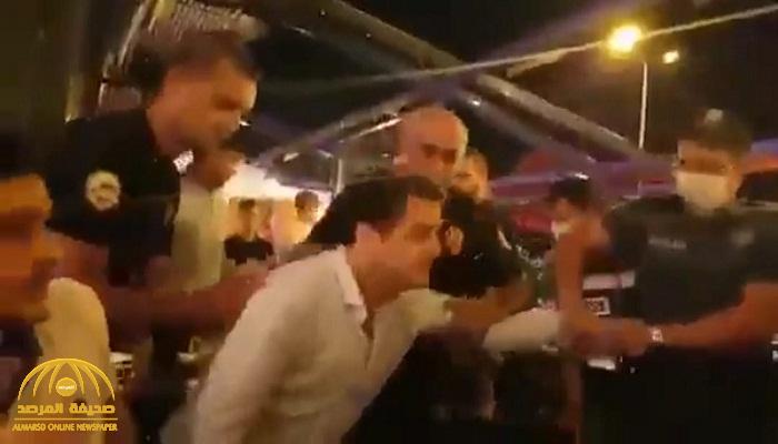 شاهد.. الشرطة التركية تعتقل رئيس نقابة محامين بالقوة أثناء تناول العشاء مع عائلته في مطعم