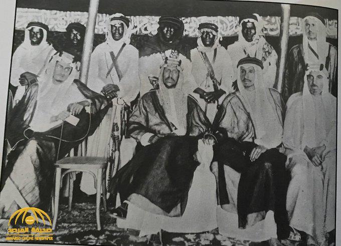 شاهد: صورة نادرة للملك سعود بعد إنقاذ والده من محاولة اغتيال بالمسجد الحرام