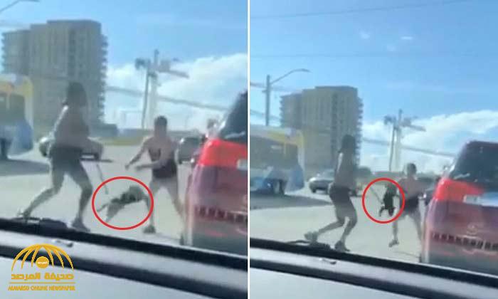 شاهد : مشاجرة عنيفة بين امرأتين "سوداء وبيضاء" .. والكلب الضحية !