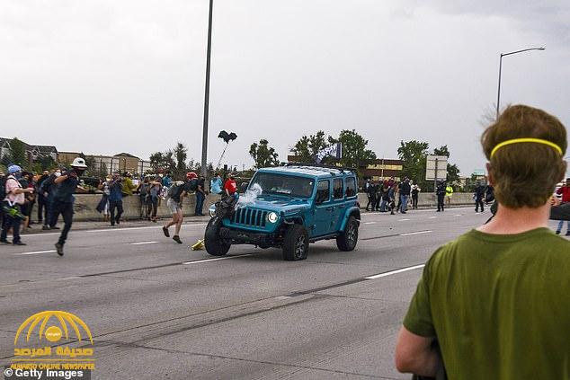 شاهد:  سيارة "جيب" مسرعة تقتحم متظاهرين سود في ولاية كولورادو الأمريكية