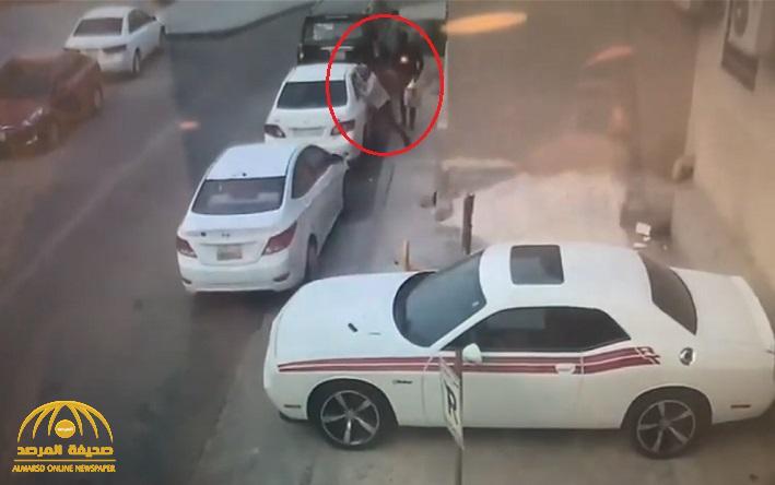 بسرعة فائقة.. شاهد: لحظة سرقة جهاز "لابتوب" من داخل سيارة بحي الربوة في الرياض