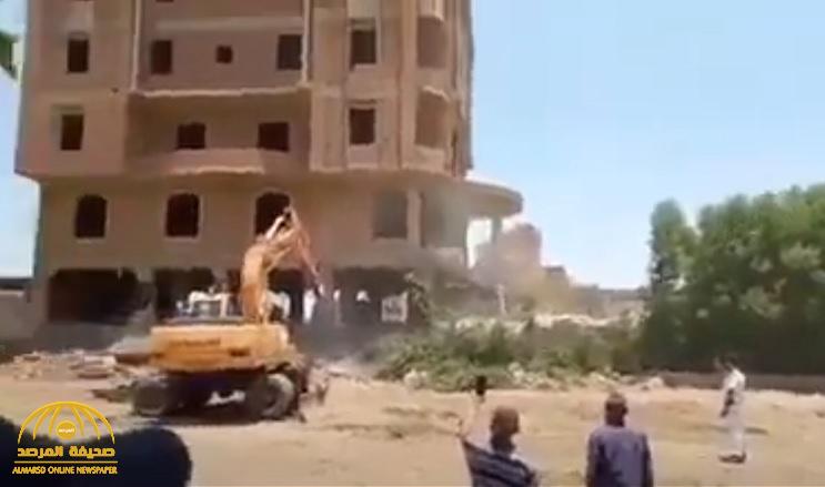 شاهد : لحظة سقوط عمارة على حفار في عملية إزالة مباني مخالفة في مصر