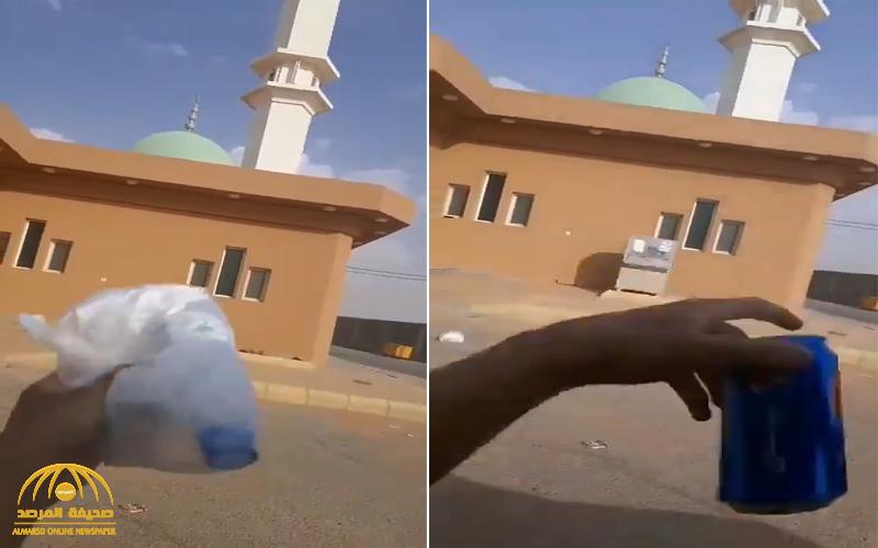 شاهد .. شخص يفجر موجة غضب في السعودية بعد إلقاء القمامة باتجاه مسجد