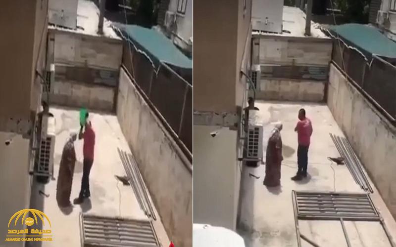 شاهد فيديو صادم لـ"فلسطيني" يشتم والدته المسنة ويسكب عليها الماء ويحاول طردها من المنزل