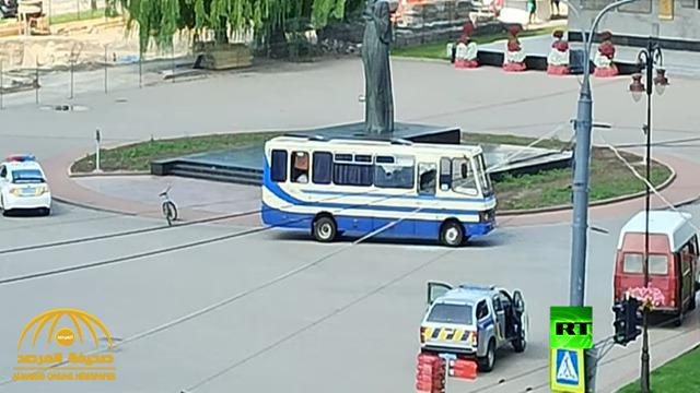 يحمل متفجرات وأسلحة .. بالفيديو: رجل يحتجز 20 رهينة في حافلة بأوكرانيا ويقدم مطالب غريبة!
