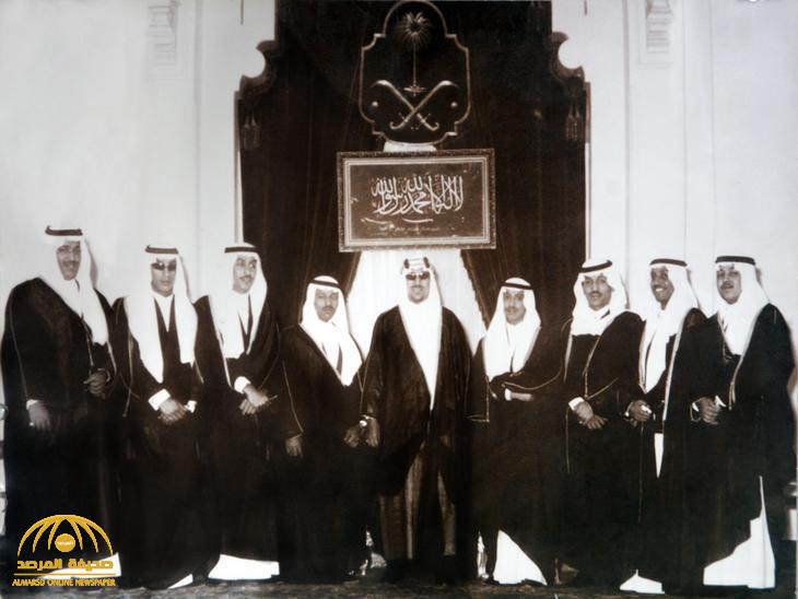 شاهد .. الملك سعود يتوسط 8 من أبنائه في صورة تاريخية