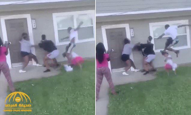 شاهد .. فيديو صادم لإعتداء 3 فتيات وشاب على امرأة سوداء "حامل" وطفلتها في أمريكا