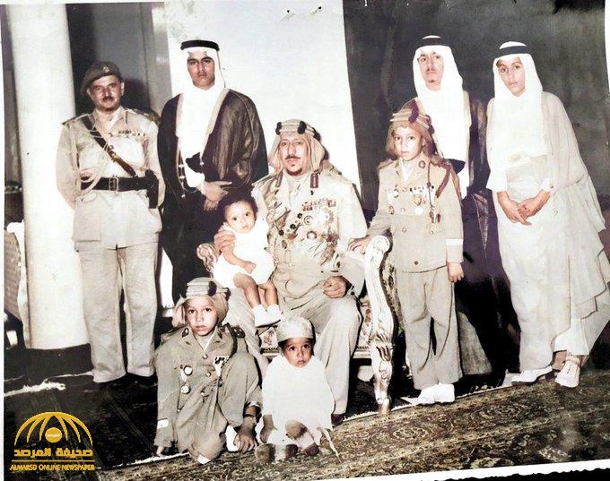شاهد : صورة تاريخية للملك سعود مع أبنائه مرتدياً الزي العسكري .. والكشف عن تاريخ التقاطها