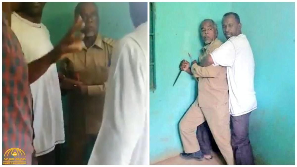 شاهد .. موظف حكومي في السودان يهاجم شبان من "لجان المقاومة" بالسكين