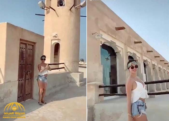 شاهد: أجنبية تروج للسياحة في قطر وترقص بملابس "كاشفة" بجانب مسجد الذخيرة