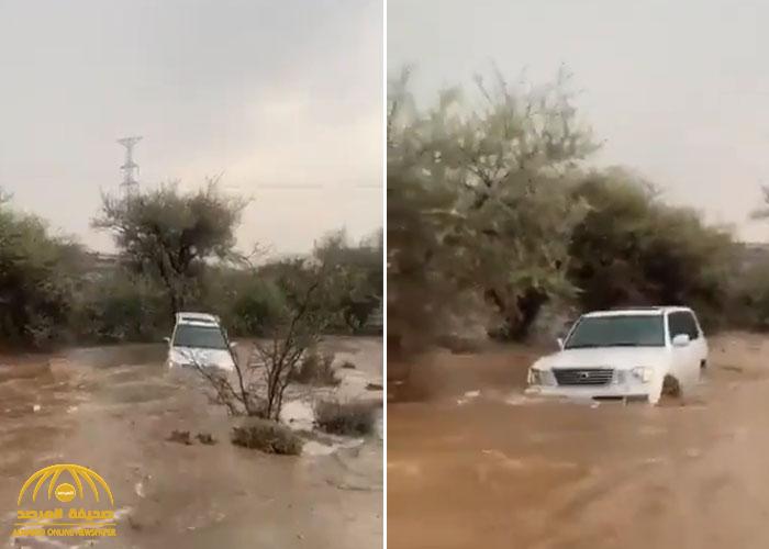 شاهد: سائق جيب يتحدى السيل بعد هطول الأمطار في الطائف .. والنتيجة صادمة!