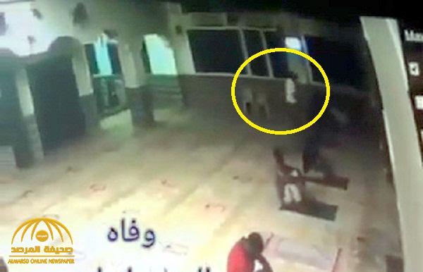 شاهد .. وفاة ضابط مصري أثناء الصلاة في المسجد